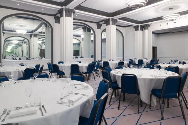 mc-paroa-paroa-vendome-dinner-1-17007_Classic-Hor.jpg