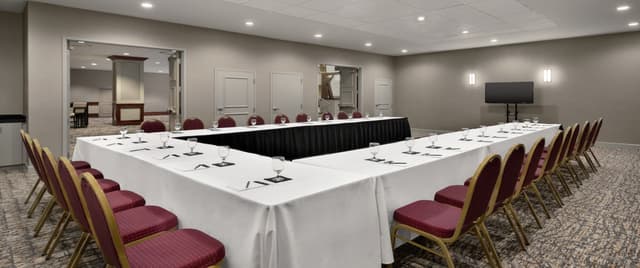 cleines-conference-room-u-shape-01.jpg