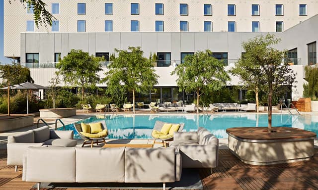 pool-deck-sitting-area-sawyer-hotel-sacramento-kimpton-ca2cb5d3.jpg