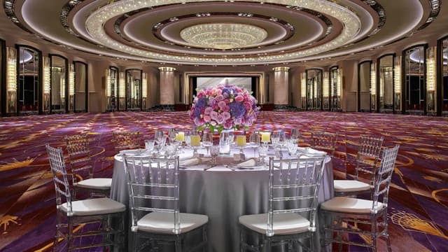 Grand-Hyatt-Hong-Kong-P1387-Grand-Ballroom-Purple-Table-Setup.jpg