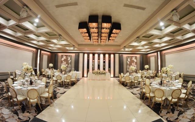 renaissance-banquet-hall-crystal-ballroom-amenities.jpg