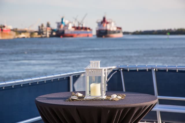 Private_Boat_Charter_Outdoor-Table-Decor.jpg