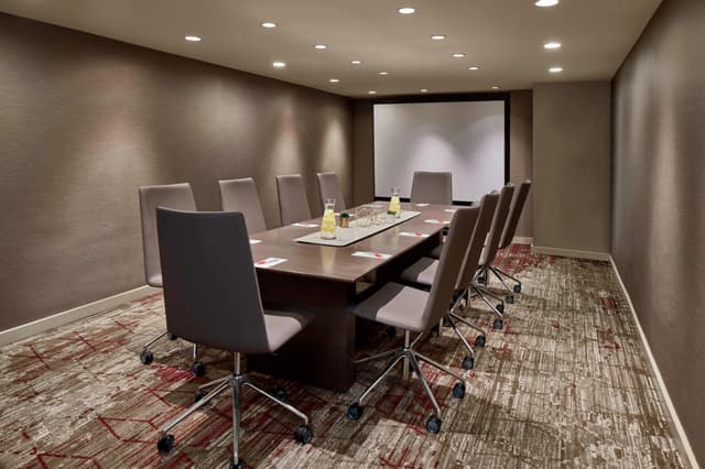 sfonp-boardroom-8202-hor-clsc.jpg