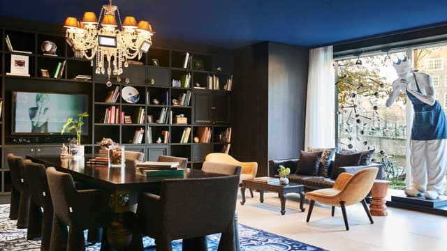 Andaz-Amsterdam-Prinsengracht-P607-Library-Table-Prince.jpg