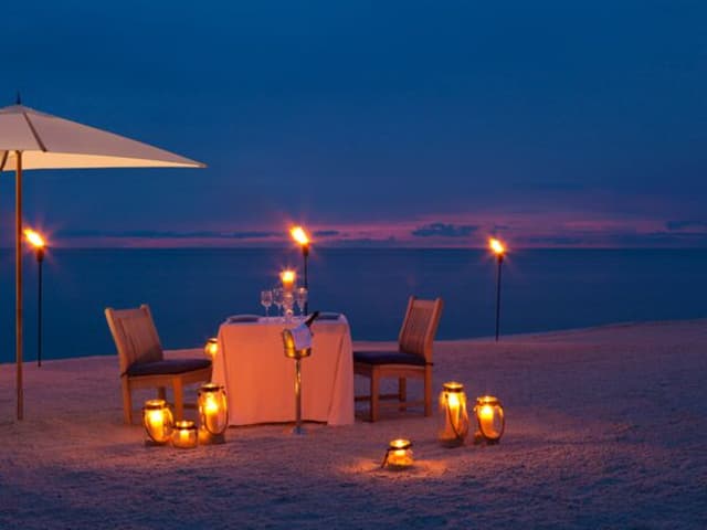 beach-sunset-dining-2-dd.jpg