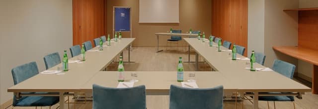 NH_Lingotto_Congress_Meeting_Rooms_Ushape_Setup_Sala_Presse_Screen.jpg