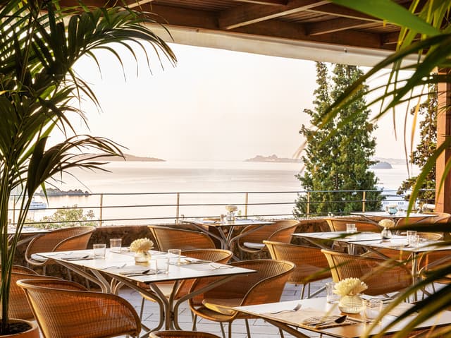 19a-The-Mediterraneo-Restaurant-offers-lavish-cuisine-combined-with-beautiful-views-and-tranquil-gardens.jpg