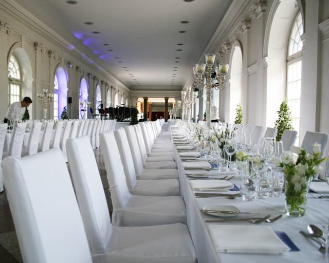 SchlossCharlottenburg_GrosseOrangerie_Galabestuhlung_lange-Tafeln_galerie.jpg