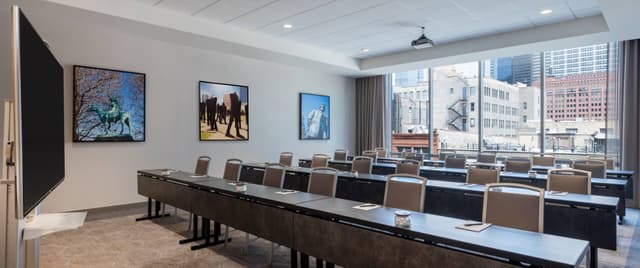 chiwxhx-lincoln-meeting-room-1.jpg
