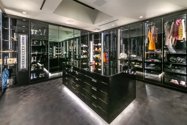 Walk in Closet .jpg