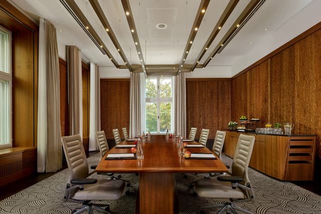 vierz-boardroom-2584-hor-clsc.jpg