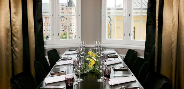 FullHD_Hotel_Lilla_Roberts_Suites_Suite_Livingroom_Dining_Table_003.jpg