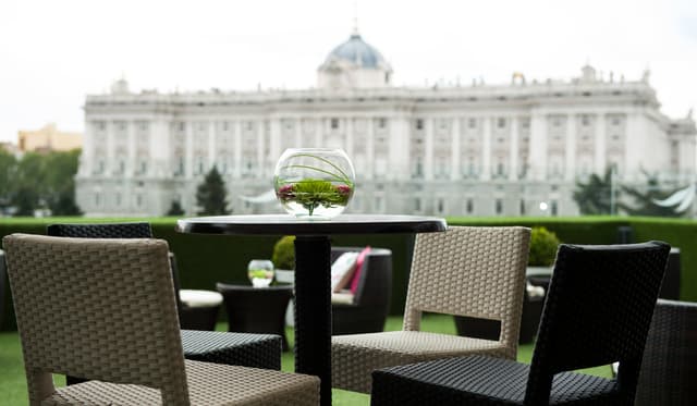 Terraza Sabatini frente al Palacio Real.jpg