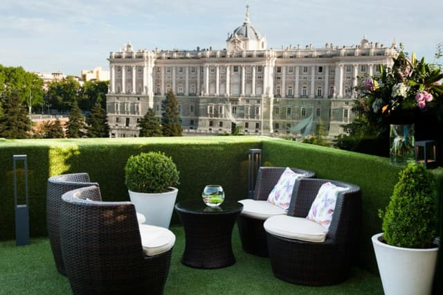 Terraza-Sabatini-esquina-frente-al-Palacio-.jpg