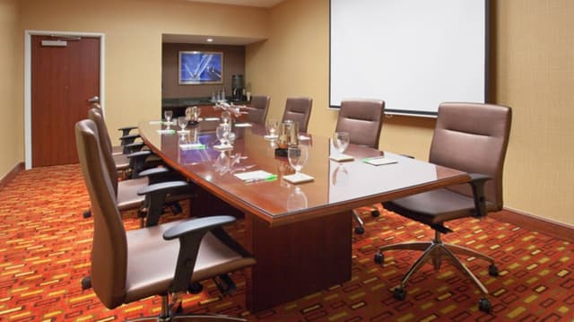 gjtcy-boardroom-0007-hor-wide.jpg