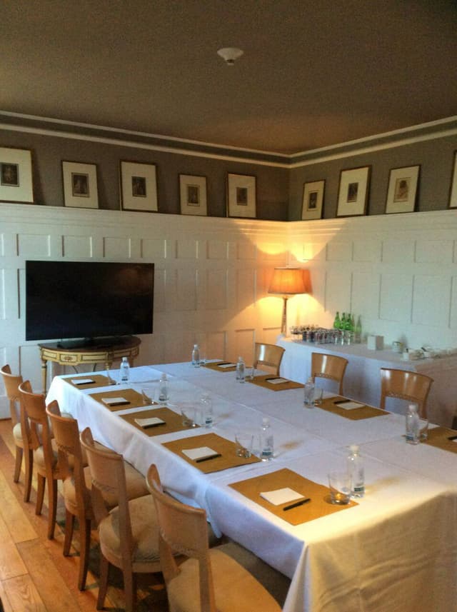 Collina Farmhouse Dining Room