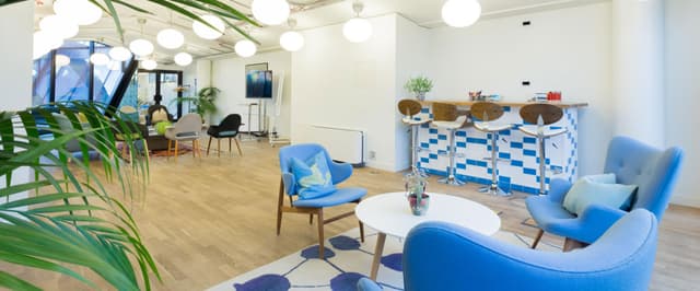 EC-penthouse-b-soft-and-bar-1-pano.jpg