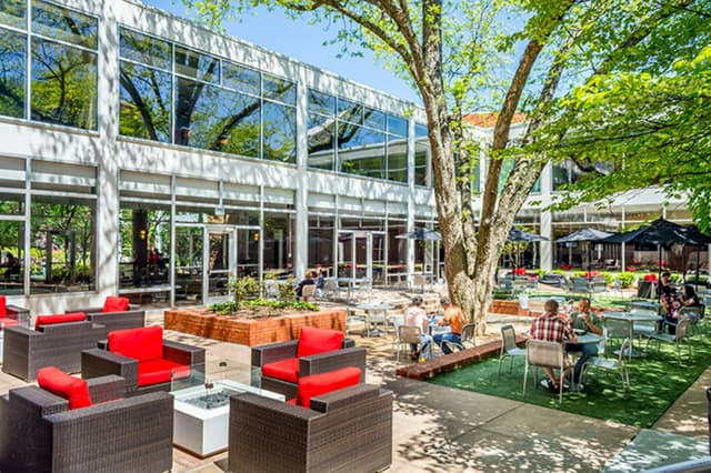 hotel-uga-pecan-tree-courtyard-5-15-15.jpg