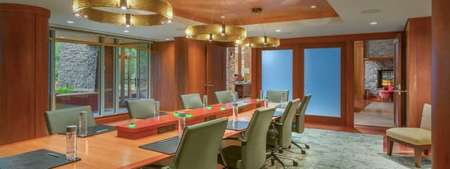 Meetings_Img_Boardroom3_1349x506-min.jpg