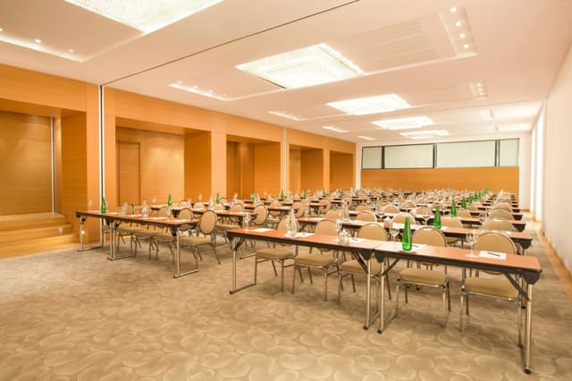 herlc-conference-room-0129-hor-clsc.jpg