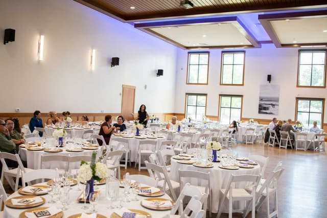 white-decor-banquet-in-the-main-hall.jpg