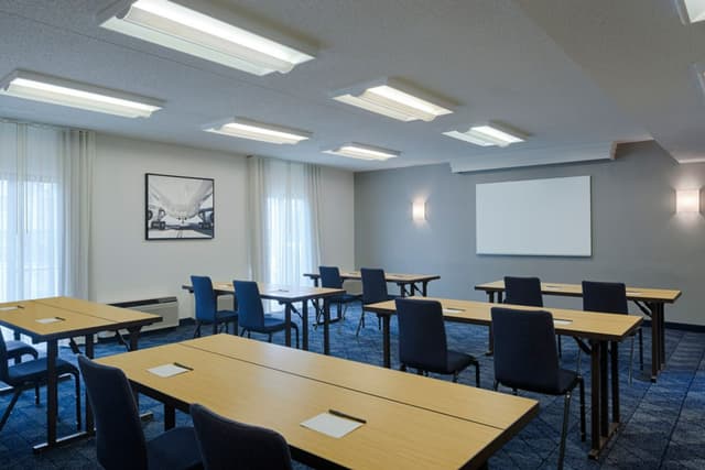 cy-dayml-classroom-style-meeting--19616_Classic-Hor.jpg