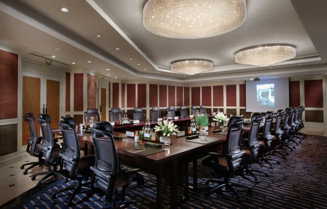 HotelMetropoleHanoi-La-Veranda-BoardRoom.jpg