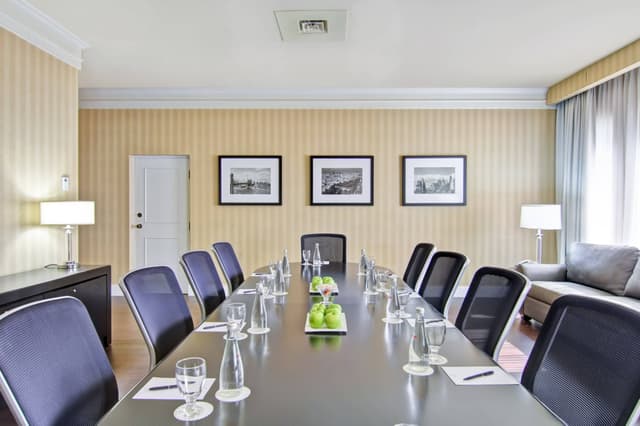 yyzsb-boardroom-0028-hor-clsc.jpg