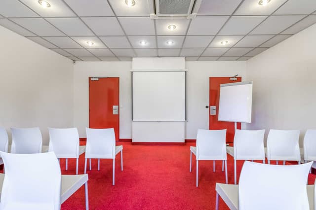 FR532MEETINGROOM2_1.jpg