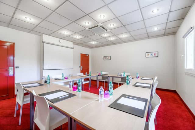 FR532MEETINGROOM5_1.jpg