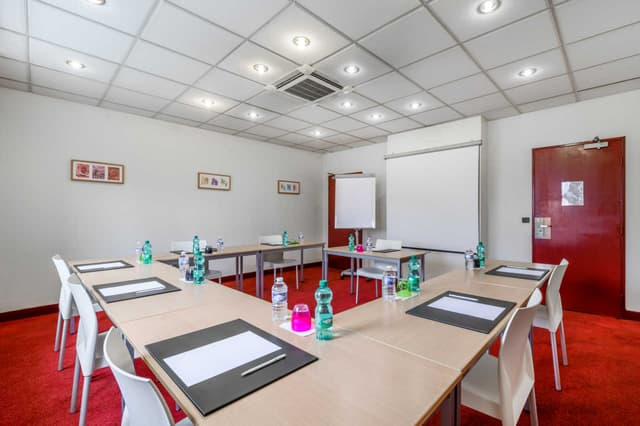 FR532MEETINGROOM3_1.jpg