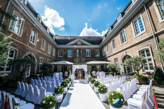 wolkenburg-hochzeiten-koeln-eventlocation-innenhof-705x470.jpg