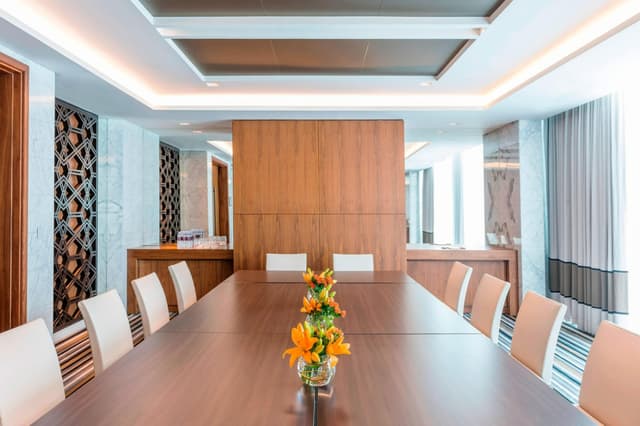 dxbgh-boardroom-5880-hor-clsc.jpg