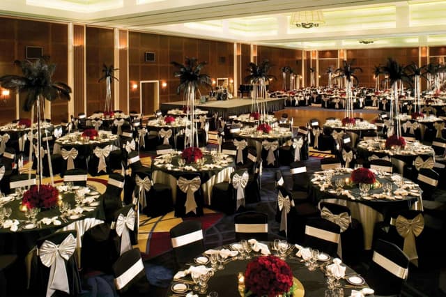 gallery_91_gallery_godolphin-ballroom_jumeirah-emirates-towers-godolphin-ballroom-banquet-setup.jpg