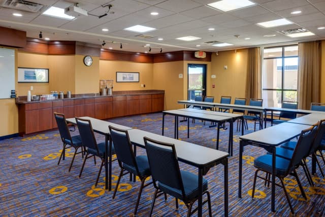cy-okcnq-meeting-room-38810_Classic-Hor.jpg