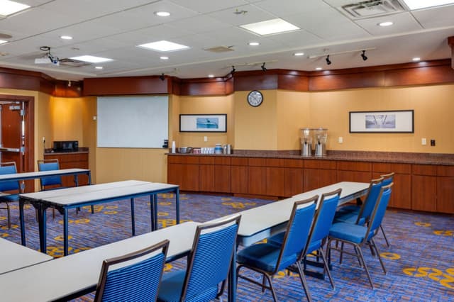 cy-okcnq-meeting-room-21651_Classic-Hor.jpg