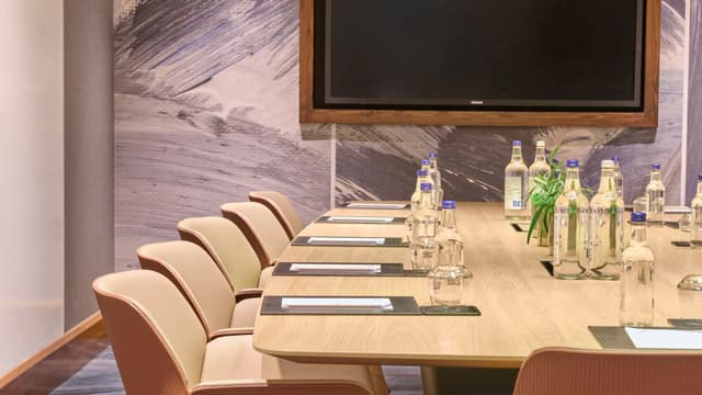 LONRB-P0216-Meetings-Winslow-Boardroom-Detail.jpg