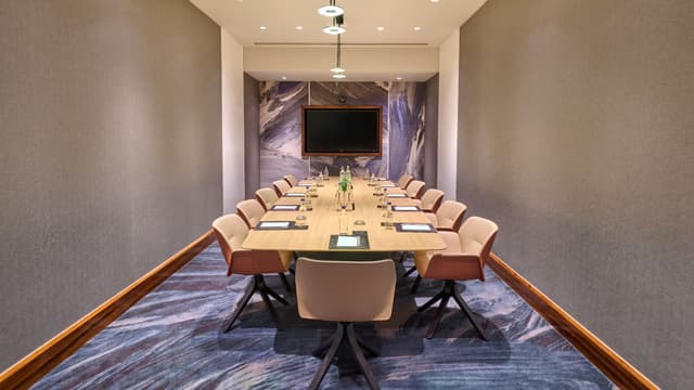 LONRB-P0215-Meetings-Winslow-Boardroom-Wide.jpg