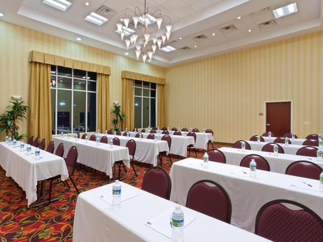 holiday-inn-express-woodstock-4319666102-4x3.jpg