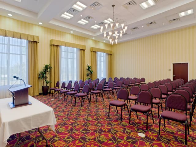 holiday-inn-express-woodstock-4319724652-4x3.jpg