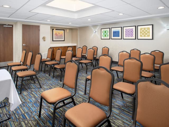 holiday-inn-express-saugus-6049971319-4x3.jpg