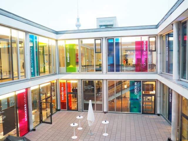 cafemoskau_Blick-aus-Raum-Vilnius-ins-Atrium.jpg