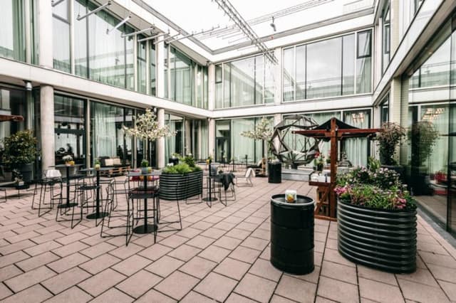 20180412-CAFE-MOSKAU-6-FREUNDE-OFFENBLENDE-MB-086-1.jpg