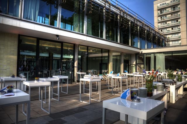 cafemoskau_Rosengarten-Mischbestuhlung-mit-Blick-in-Raum-Duschanbe.jpg
