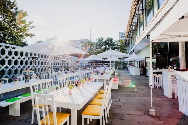 cafemoskau_Mischbestuhlung-Rosengarten.jpg