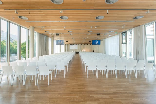 cafemoskau_Reihenbestuhlung-und-BÃ¼hnensituation-Saal-Moskau.jpg