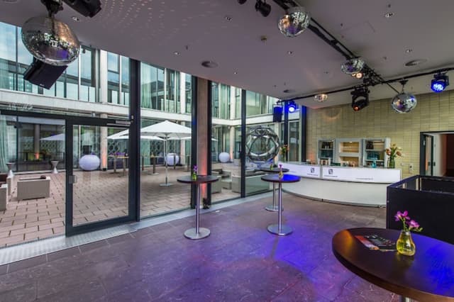 cafemoskau_Raum-Duschanbe-mit-Blick-ins-Atrium.jpg