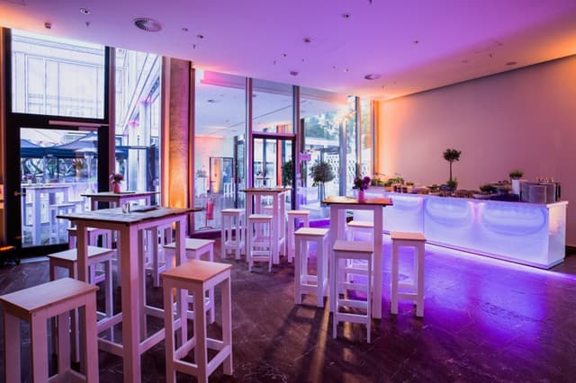 cafemoskau_Mischbestuhlung-Buffet-Raum-Jerewan.jpg