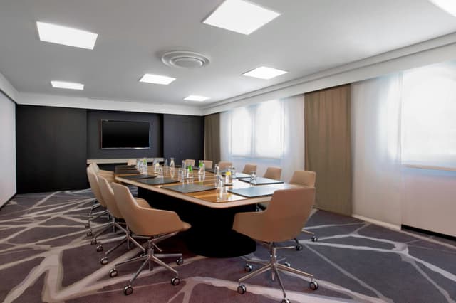 mcmmd-boardroom-5198-hor-clsc.jpg