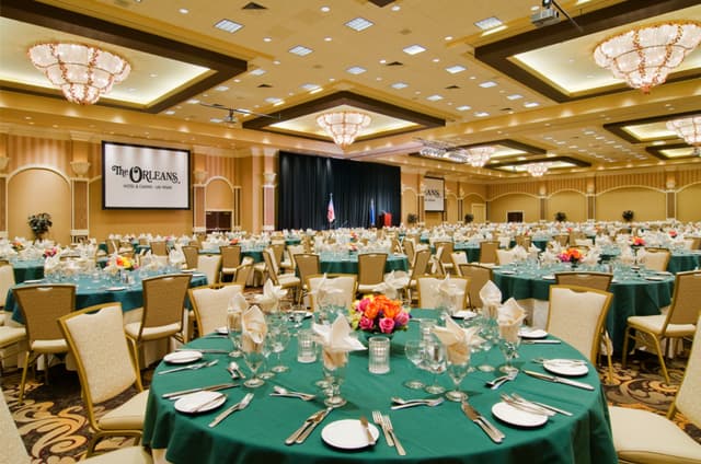 vrx_orleans_meet_mardigras_room_01-Full.jpg